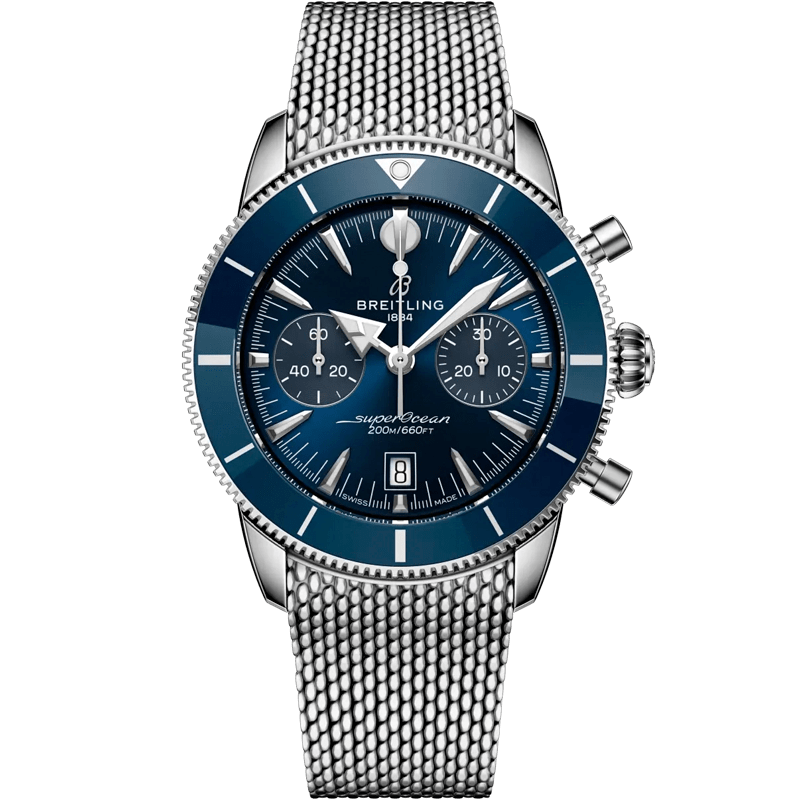 Juwelier-Morawitz-Breitling-Superocean-Heritage-ab0156161c1a1 Eine Breitling Superocean Heritage Chronographenuhr mit blauem Zifferblatt, silbernem Netzarmband, drei Hilfszifferblättern und einem Datumsfenster bei 6 Uhr auf transparentem Hintergrund.